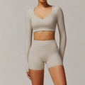 Ensemble de yoga femme avec haut court à manches longues et short taille haute couleur beige - S / Manches Longues + Shorts / Abricot gris