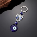 Detailansicht Eulen-Schlüsselanhänger mit blauem Auge und Kristallen in Silber - Hohle Eule Glasauge