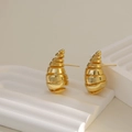 Minimalistische goldene Spiralohrstecker auf weißem Ständer mit poliertem Finish - 18K Gold (925 Silber Stift)