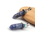 Natuurlijke blauwe sodaliet zeshoekige kolomhangers met gepolijste zilveren metalen clip - Blauwe Puntsteen