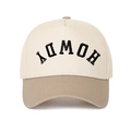 Dettaglio del cappello bicolore con ricamo Howdy e cuciture in cotone ad alta precisione - Beige/Cachi