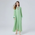 Mintgroene geplooide maxi-jurk met handgekraalde halslijn en echt vossenbont aan de mouwen - Eén maat / Groen