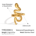 Detalle del anillo de serpiente con textura martillada y acero inoxidable bañado en oro - Dorado (YYR023088-G)