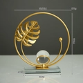 Décoration feuille de monstera dorée en métal avec sphère sur socle cristal, haut 17 cm - Feuille de monstera