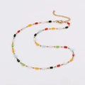 Détail du collier doré avec perles multicolores et fermoir mousqueton ajustable - Collier