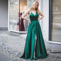 Abito da sera in raso verde smeraldo con profondo scollo a V, spalline sottili e spacco alto - US size 2 (S) / Verde