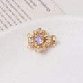 Détail macro du fermoir fleur en or 14K avec pierre violette et zircone cubique - Camélia / Double rangée / Violet