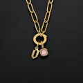 Halskette aus Edelstahl mit rosa Edelstein und Buchstaben-Anhänger in 14K Gold - Buchstabe O