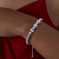 Bracelet à perles argentées avec strass sur un poignet féminin avec vêtement rouge - E417-Couleur Acier