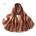 Detailaufnahme von braunem Satin-Seidenschal mit hochwertiger glänzender Metallic-Textur - Bronze