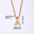Collar de acero inoxidable dorado con colgante letra A texturizada y dimensiones - Letra A / Dorado