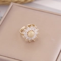 Macro dell'anello girasole in oro 18K con petali in zircone taglio marquise e dettagli - Aperto Regolabile / Bianco