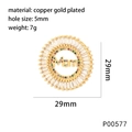 Détail du pendentif Mom doré avec zircons, diamètre 29mm et spécifications matériel - Style Lettre Mom