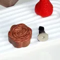 Diffuseur d'huiles essentielles en bois forme rose avec clip métallique pour voiture - Camélia Palissandre Voiture
