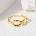 Anello aperto infinity in acciaio inossidabile dorato minimalista su sfondo bianco - Aperto Regolabile / Oro