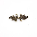 Vue macro d'un clip de gilet en bronze vintage avec gravures florales détaillées - Style 17 (Feuille creuse en bronze)