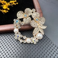Broche couronne florale dorée élégante avec cristaux scintillants et perles blanches - BZ092 Bouquet en Couronne de Perles