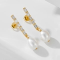 Detalle de pendientes en plata 925 bañada en oro con circón y perlas de gota - Plata 925 / Dorado