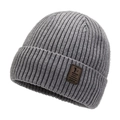 Bonnet en maille côtelée grise avec patch en cuir marron pour un style d'hiver - Gris clair