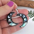 Orecchini a cerchio a mezzaluna celeste con smalto galassia e ganci in argento - Stile E: Pianeta Stella Luna Nera