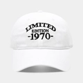 Détail de la broderie Limited Edition 1970 sur une casquette en coton lavé blanc - Réglable / 1970 Blanc