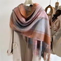 Karierter Schal mit Kaschmir-Gefühl und Fransen in Orange und Blau auf beigem Mantel - 195x67cm / Grau Rosa Braun