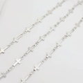 Detailansicht der silbernen Kreuz-Metallkette für DIY-Schmuckherstellung und Basteln - Breite 5mm / Weißgold