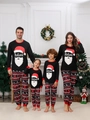 Dettaglio della stampa Babbo Natale e motivi natalizi con renne su pigiami coordinati - S / Un set Adulto e un set Bambino
