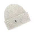 Vue détaillée de la broderie de la lettre R sur un bonnet en maille côtelée douce - Taille unique / Gris clair
