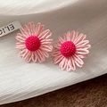 Détail de boucles d'oreilles fleurs en raphia rose avec cœur en perles fait à la main - 25# Tige d'oreille en argent - Rose