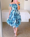 Himmelblaues schulterfreies Kleid mit Schmetterlingsdruck und ausgestelltem Rock - S / Schmetterling Blau