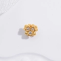 Detalle de un dije de flor dorada de tres pétalos con circonitas para joyería artesanal - Estilo Trébol Dorado