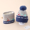 Dettaglio del cappello in maglia e scaldacollo con ricamo a camion e morbida fodera in pile - Stile Patchwork Blu Navy / Blu