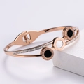 Detalle del brazalete oro rosa con números romanos, nácar y circonitas pavé - Estilo Concha / Oro rosa