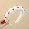 Dettaglio cerchietto natalizio in maglia bianca con mini ornamenti di Babbo Natale - Babbo Natale / 37cm / Bianco