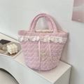 Dettaglio della borsa trapuntata rosa con pizzo a cuore e fiocco decorativo in nastro - Cartoon Cuore Rosa Chiaro