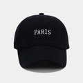 Détail de la broderie blanche PARIS sur le devant d'une casquette de baseball noire - Noir