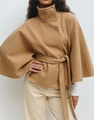 Dames cape jas in camel met opstaande kraag, ceintuur en knoopdetails - Khaki