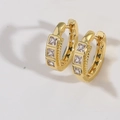 Detalle de pendientes huggie dorados con tres circonitas cuadradas y bordes de cuentas - Zirconia Blanca Cuadrada