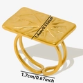 Dettaglio anello rettangolare sole dorato con larghezza 1,4cm e diametro regolabile 1,7cm - Aperto Regolabile / Oro