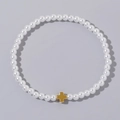 Bracciale alla moda con perle bianche e un ciondolo a forma di croce dorata - Bracciale Singolo con Perle Sintetiche Bianche