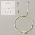 Verstellbares Armband mit weißen Saatperlen, Bergkristall und Goldakzenten - April Geschenkbox/Weiß/Bergkristall