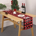 Camino de mesa festivo de cuadros rojos y negros con alces y copos en mesa de madera - Reno Happy New Year