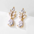 Détail de boucles d'oreilles dorées avec oxydes de zirconium taille poire et marquise - Doré