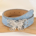 Blauwe denim riem met zilveren studs en grote vlindergesp op houten standaard - Lichtblauw