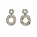 Gros plan de boucles d'oreilles argentées plissées avec texture de grain radiale - Argenté