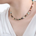 Collar de cuentas coloridas con perlas blancas y acentos dorados usado por una modelo - Collar de Piedra Natural (P1565)