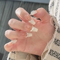 Detaillierte Nahaufnahme eleganter French Press-on Nails mit Perlen und Herzanhänger - Z489 Milchweißes Temperament Schätzchen
