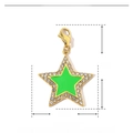 Dettaglio del ciondolo a stella con smalto verde e strass che mostra l'altezza di 35mm - Stella con Strass Verdi (YF135-2)