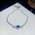 Detaillierte Makroansicht eines silbernen Armbands mit ovalem blauem Stein und Zirkonia - Blauer Ovaler Koreanischer Stil (42#)